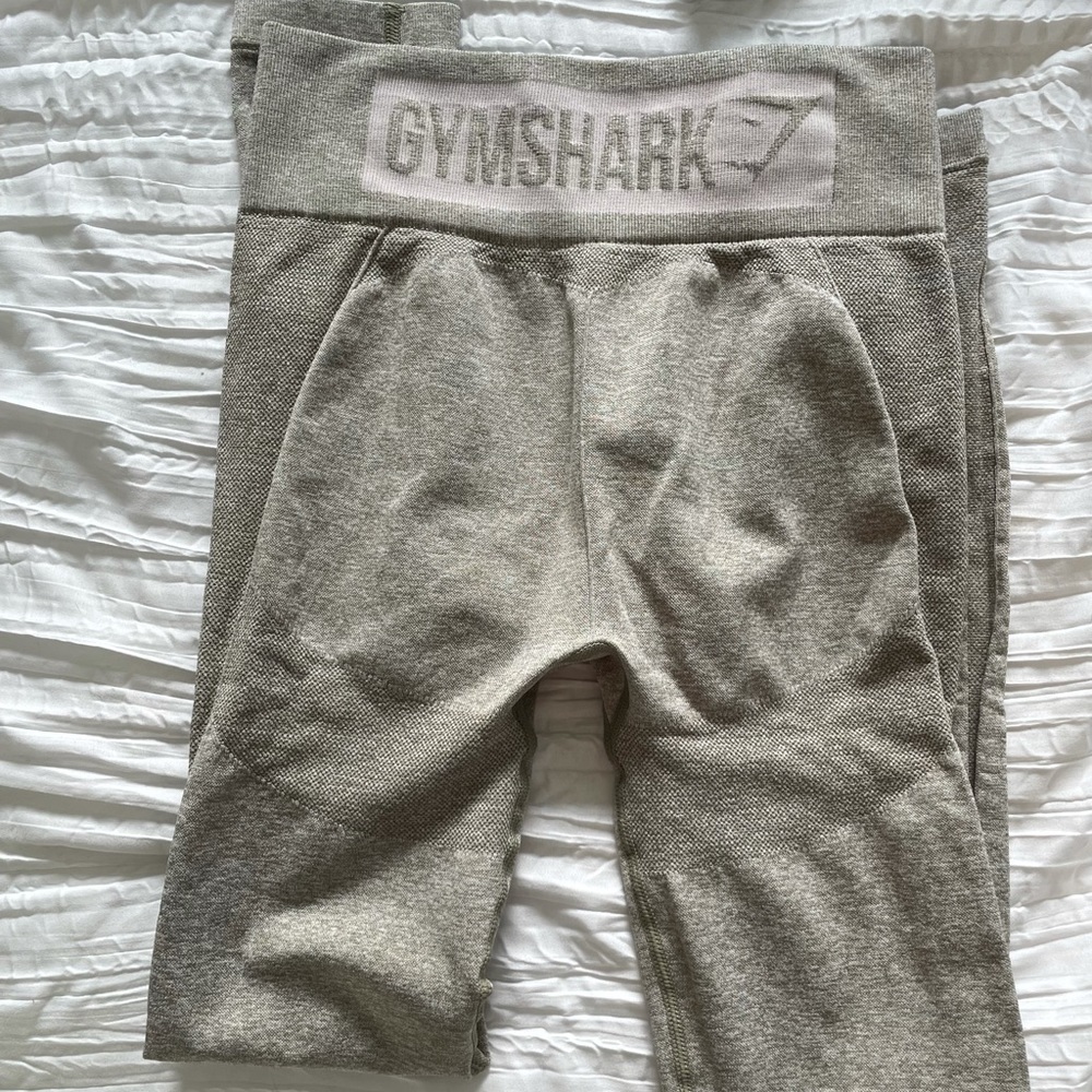 Gym shark leggings
